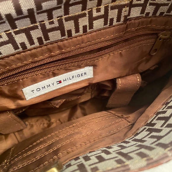 Tommy Hilfiger Monogrammed bag with minor flaws. - Picture 6 of 8